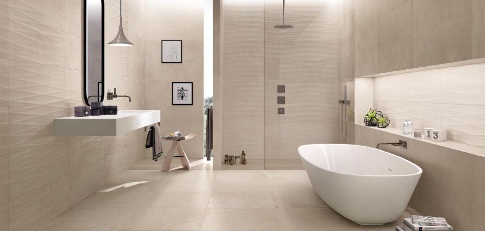 bagno con vasca da bagno autoportante