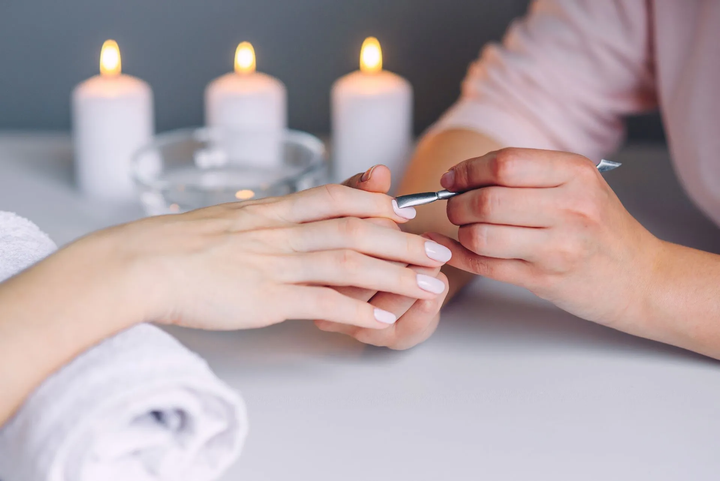 seduta di manicure