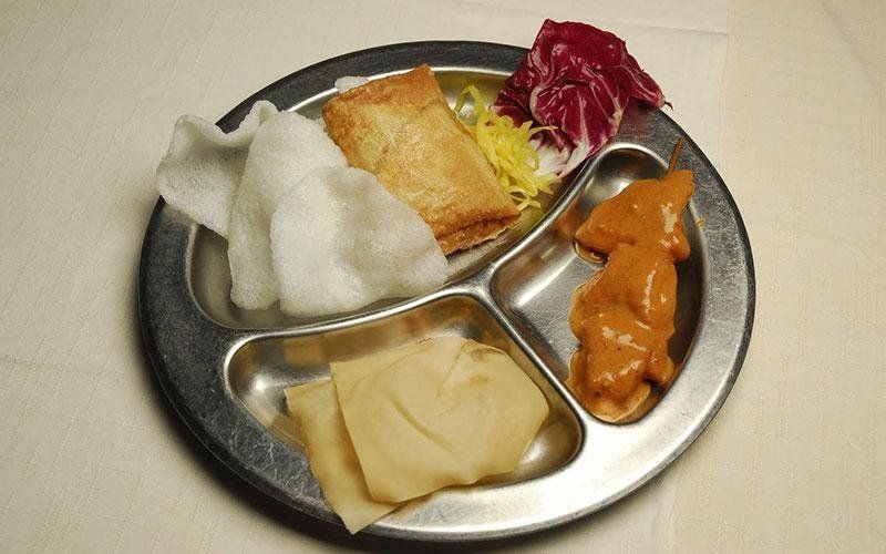 antipasto misto nel ristorante con specialità cinesi a Milano Kota Radja