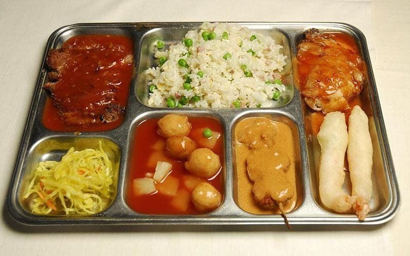 verdura cinese e riso nel ristorante con specialità cinesi a Milano Kota Radja