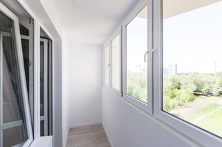 Custom Vinyl Window Installation — Modern Metal-Plastic Window in Gig Harbor, WA