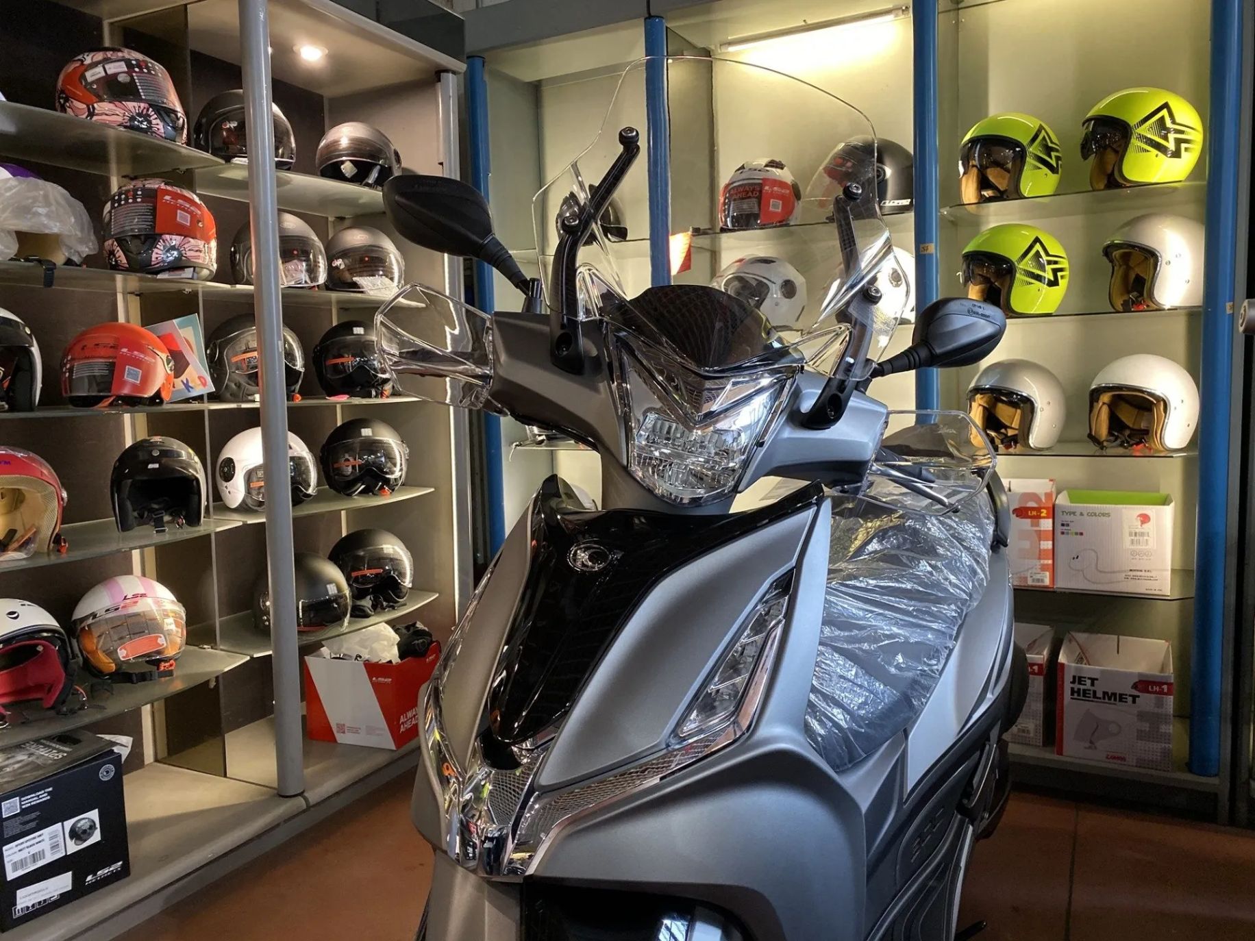scooter grigio del negozio
