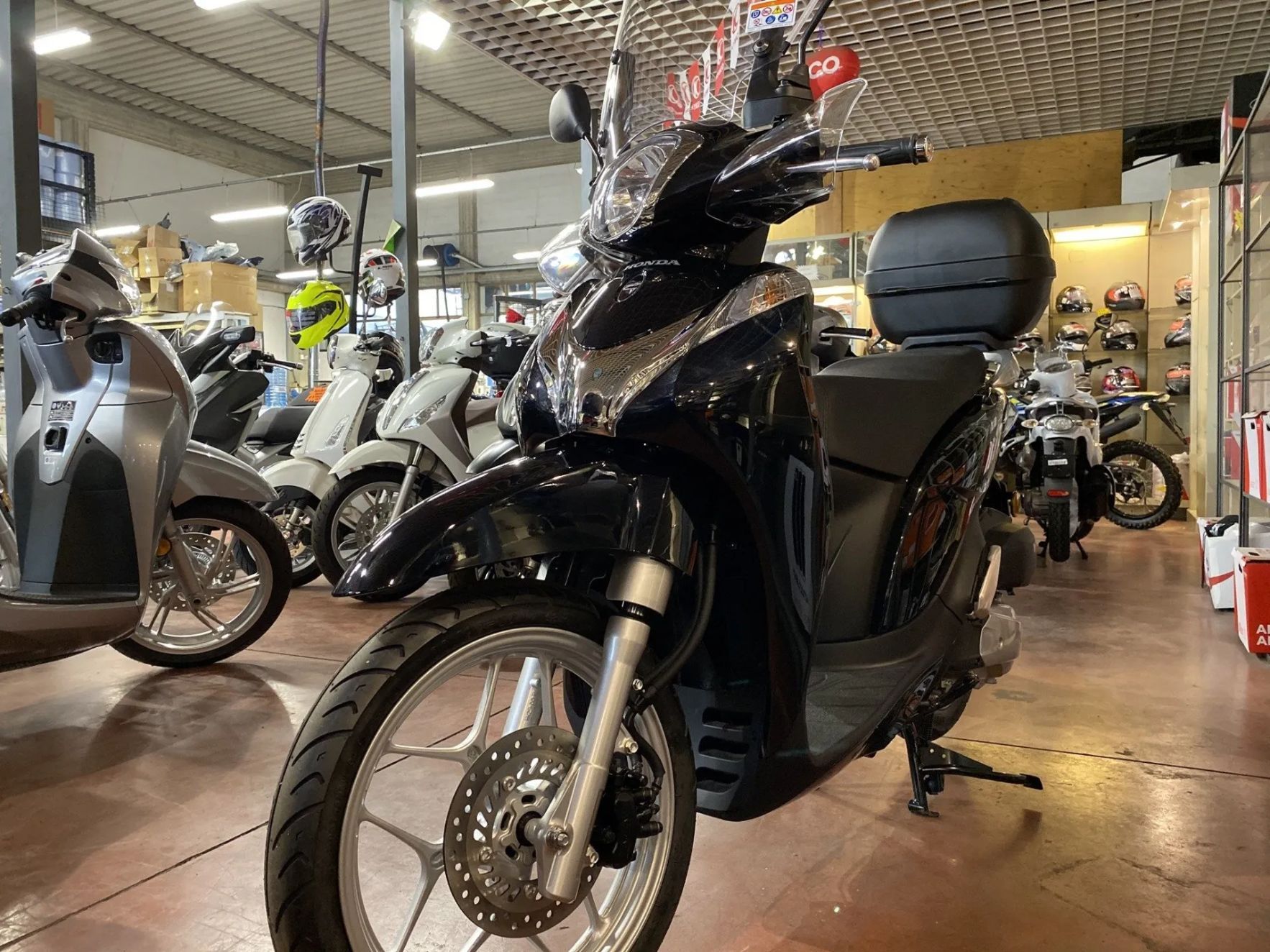 scooter nero del negozio
