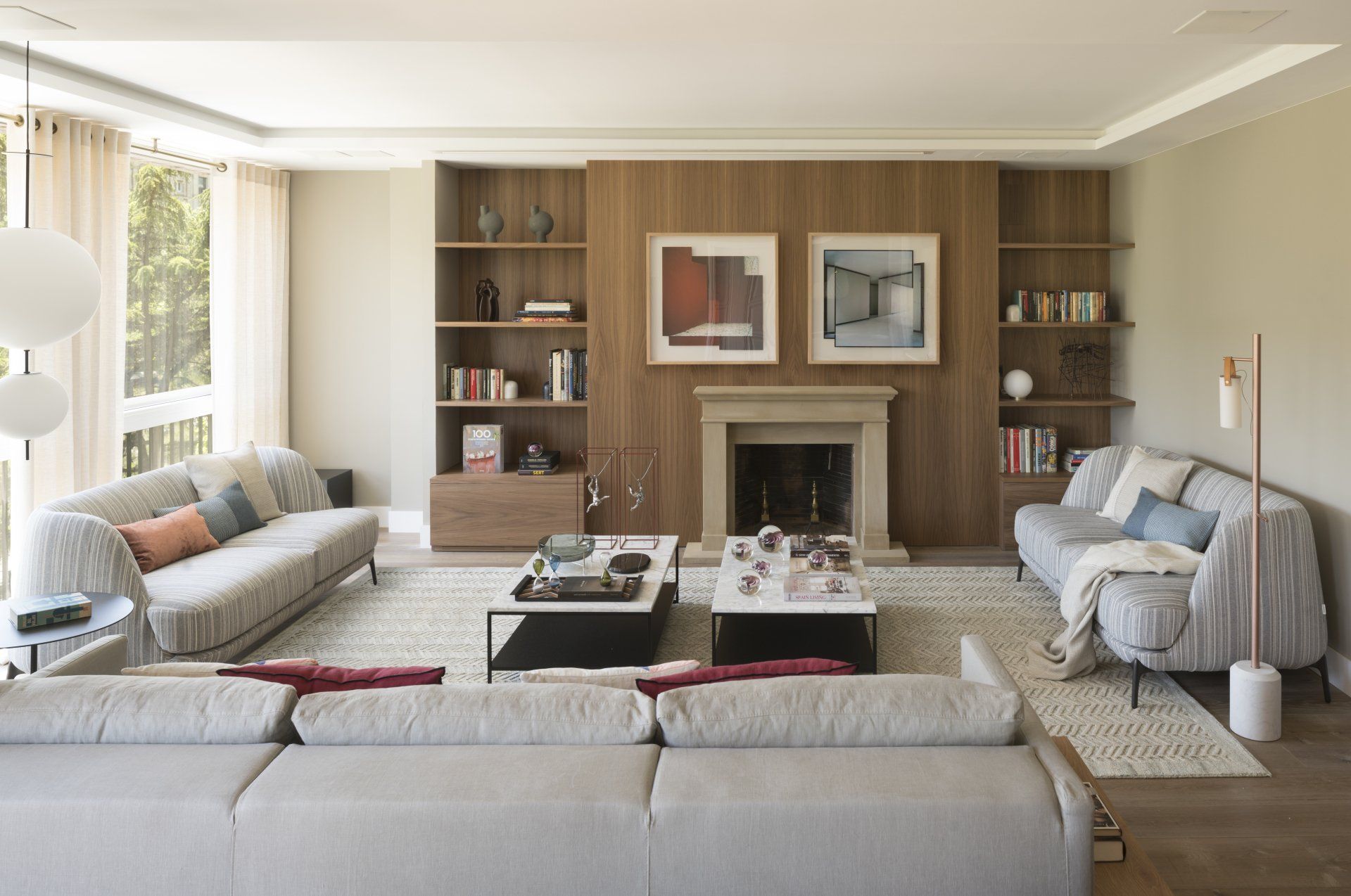 Sofas of Novamobili, central tables of Ethnicraft, auxiliar table of Friend&Founders, suspended lamp of De Padova, shelving lamp in The Room Studio, floor lamp of Fontana Arte, sculptures and paintings in the Gallery of Victor Lope, cushions of Teixidors and En Línea Barcelona, rug in BSB Alfombra, crystal complements of HK Living.