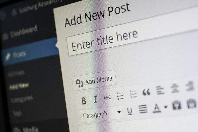 Screenshot eines Blogbeitragseditors mit angezeigten Titel- und Formatierungsoptionen.