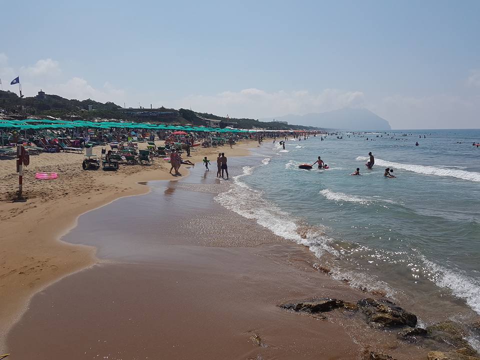 spiaggia di sabbia con bagnanti
