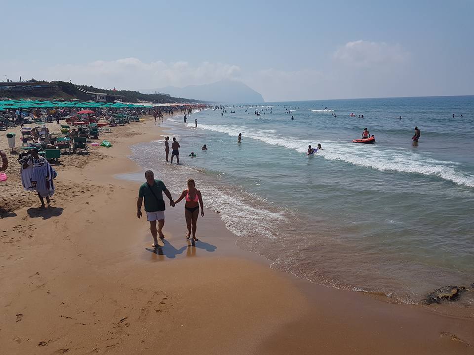 spiaggia con bagnanti