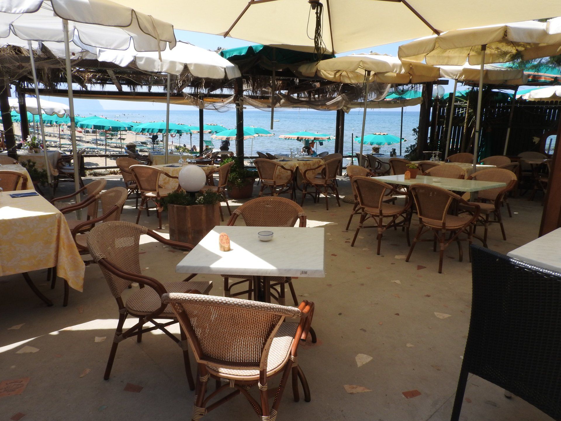 tavolo su terrazza sul mare