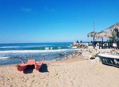spiaggia con canoe