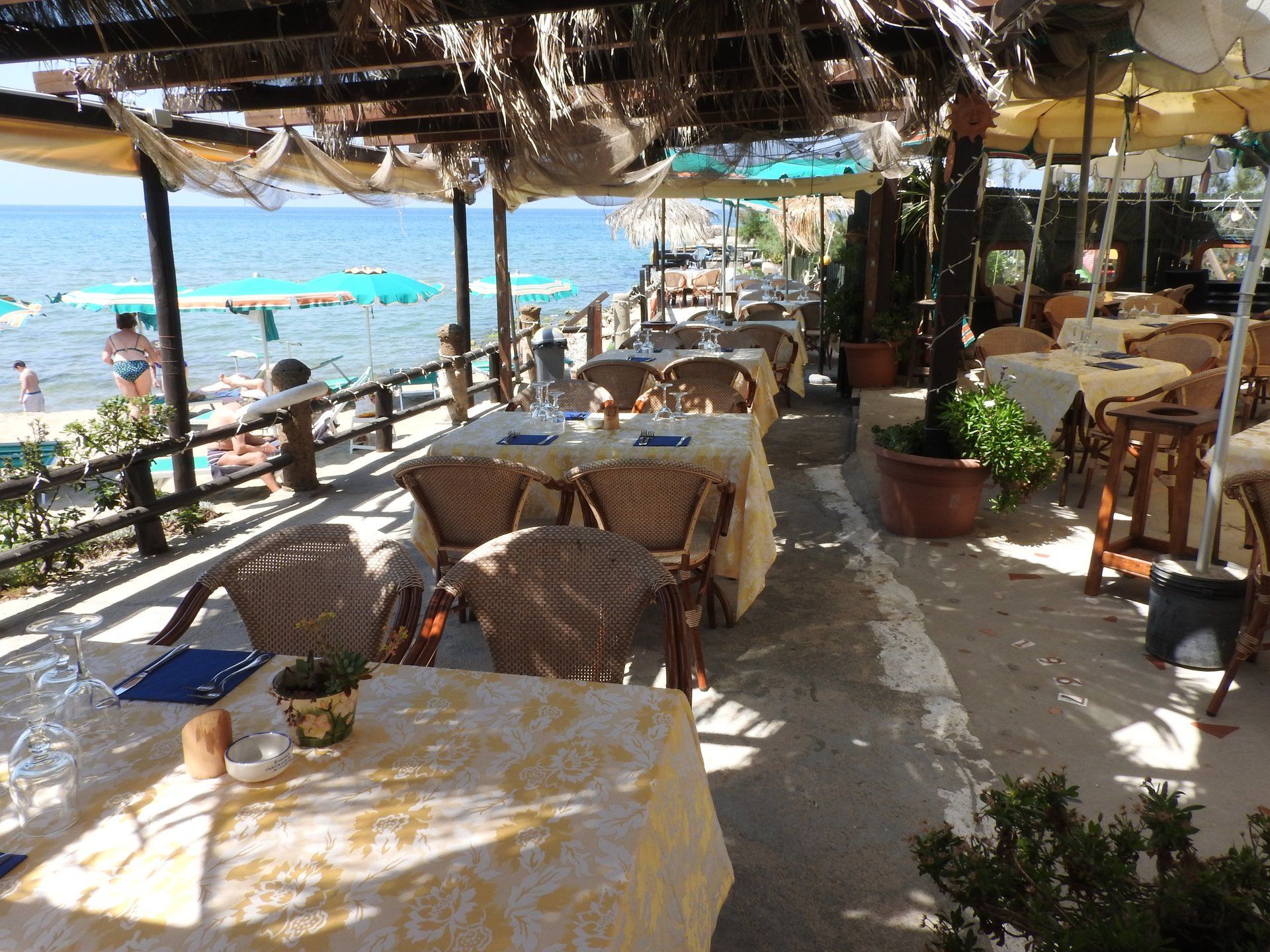 tavoli sulla terrazza sul mare