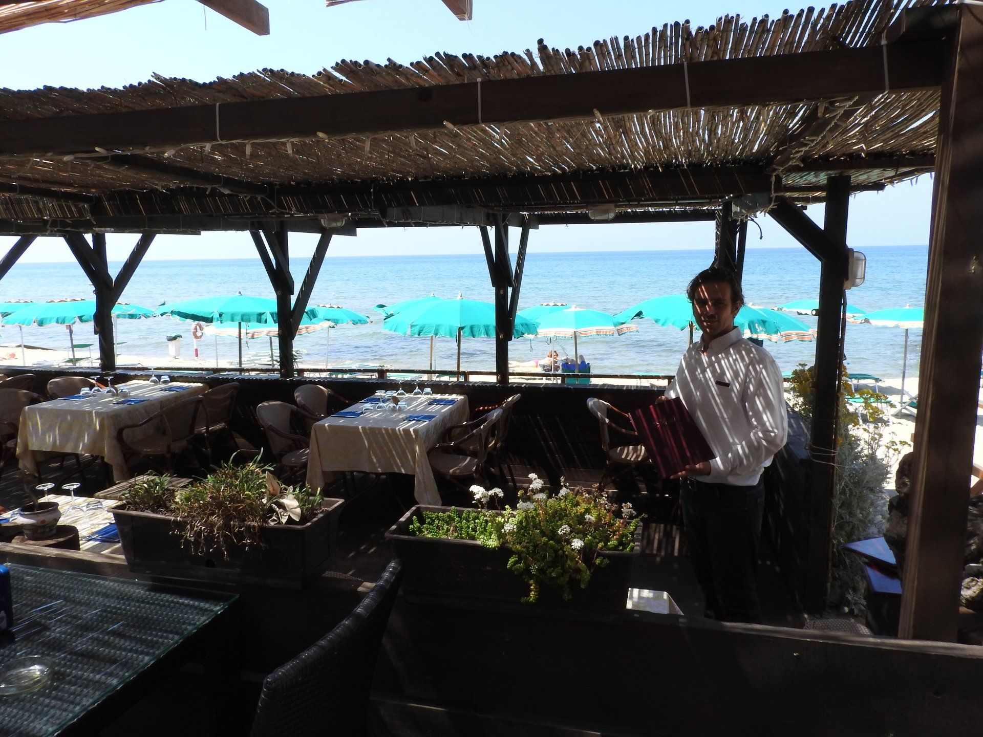 terrazza sul mare con cameriere