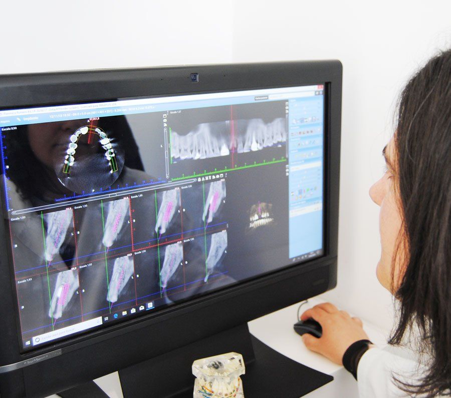 dentista a analisar exame 3D