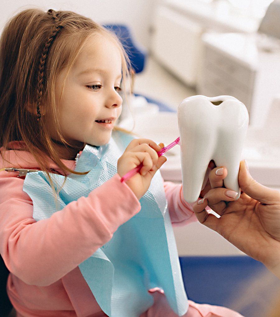criança a aprender a importância de escovar os dentes