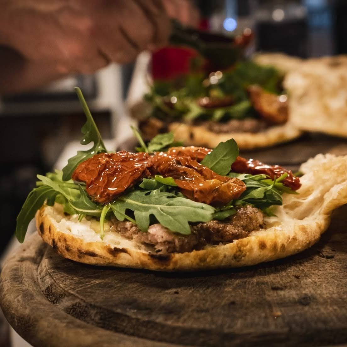 panuozzo con rucola e pomodori secchi