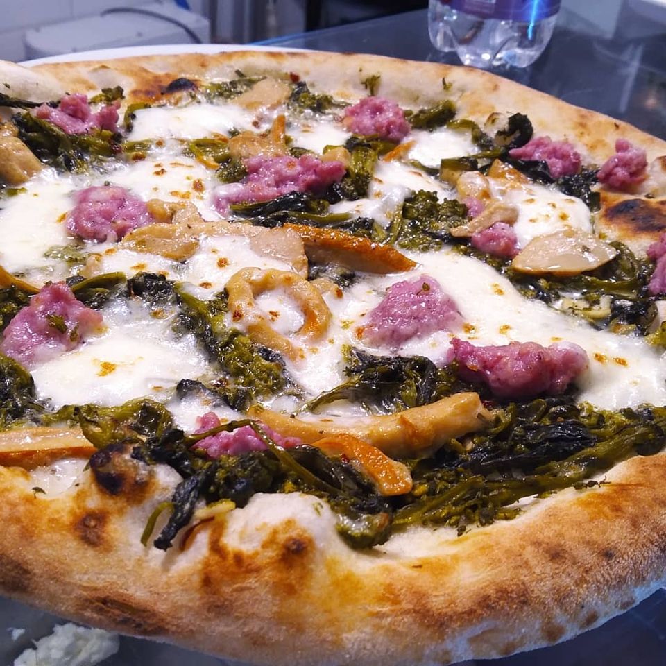 pizza bianca con salsiccia