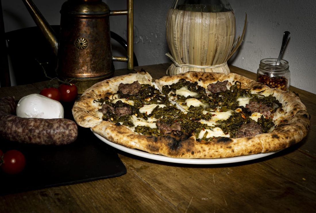 pizza bianca con friarielli e salsiccia