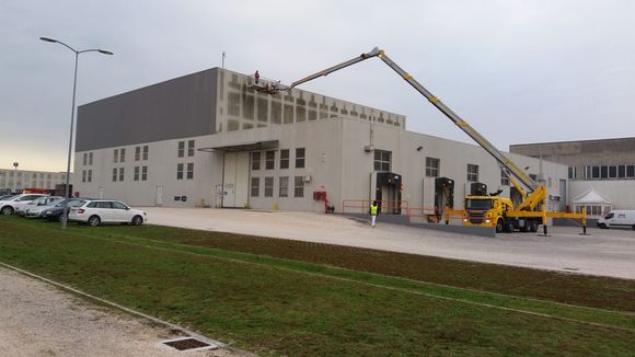 intervento di pittura esterna capannone aziendale con gru