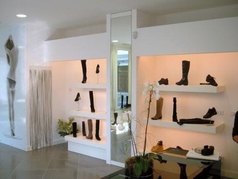 mensole e scaffali a vista per negozio di scarpe