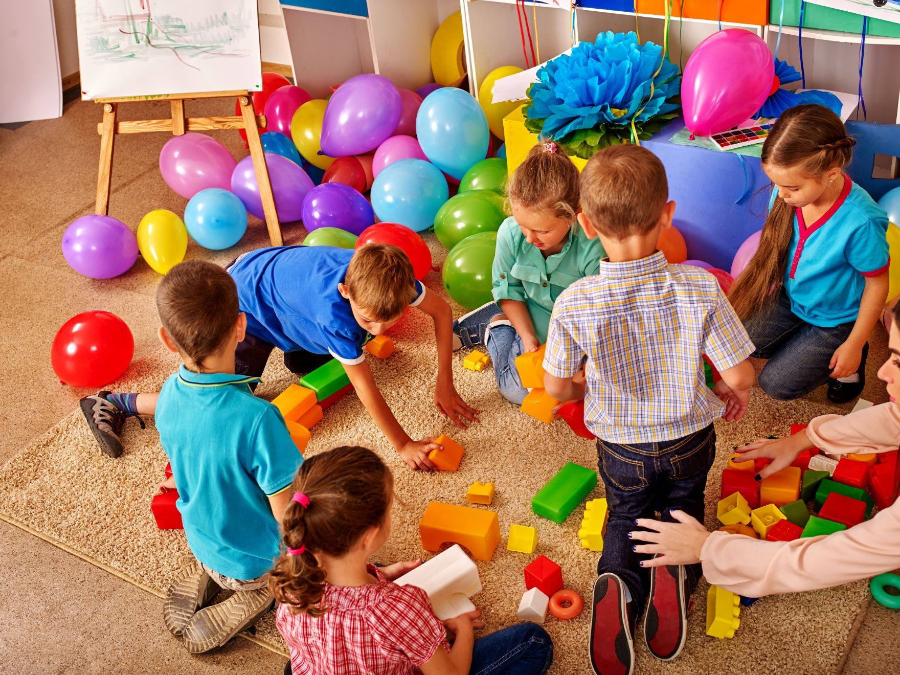 bambini che giocano in un asilo