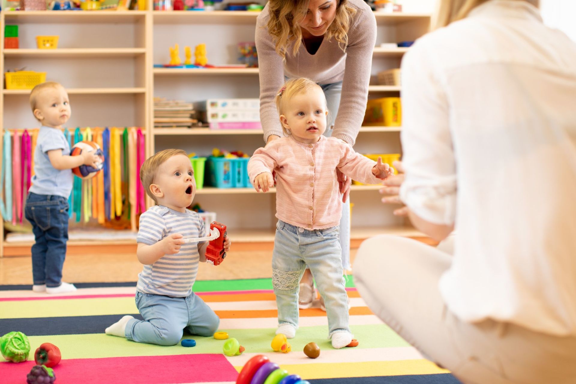 bimbi con educatrice all'asilo nido