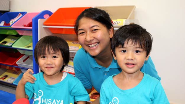 Teacher doing crafts with Kindergarten kids