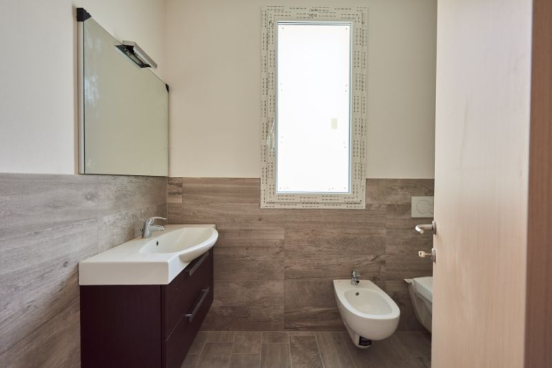 bagno moderno di una villa in vendita