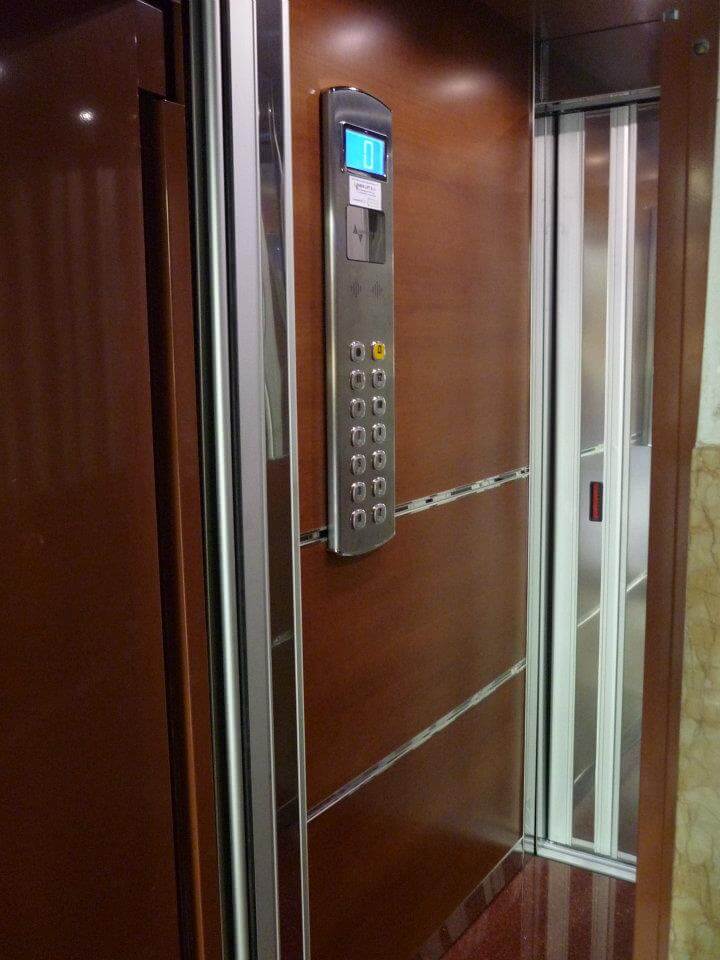 Montacarichi con cabina in legno