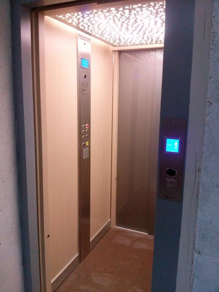 Ascensore con display luminoso