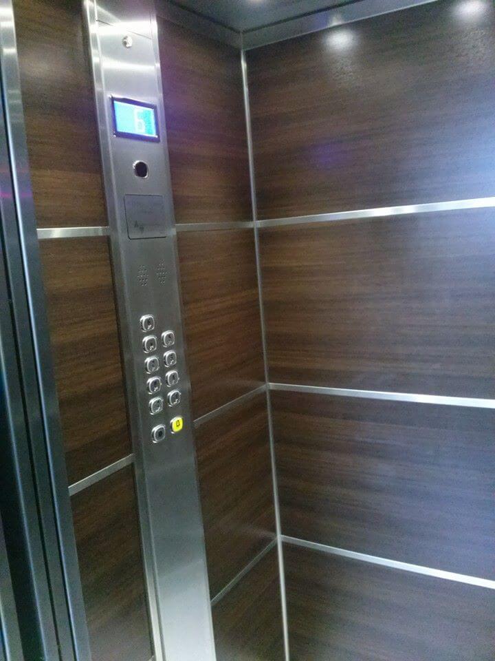 Cabina con pannelli in legno di un ascensore