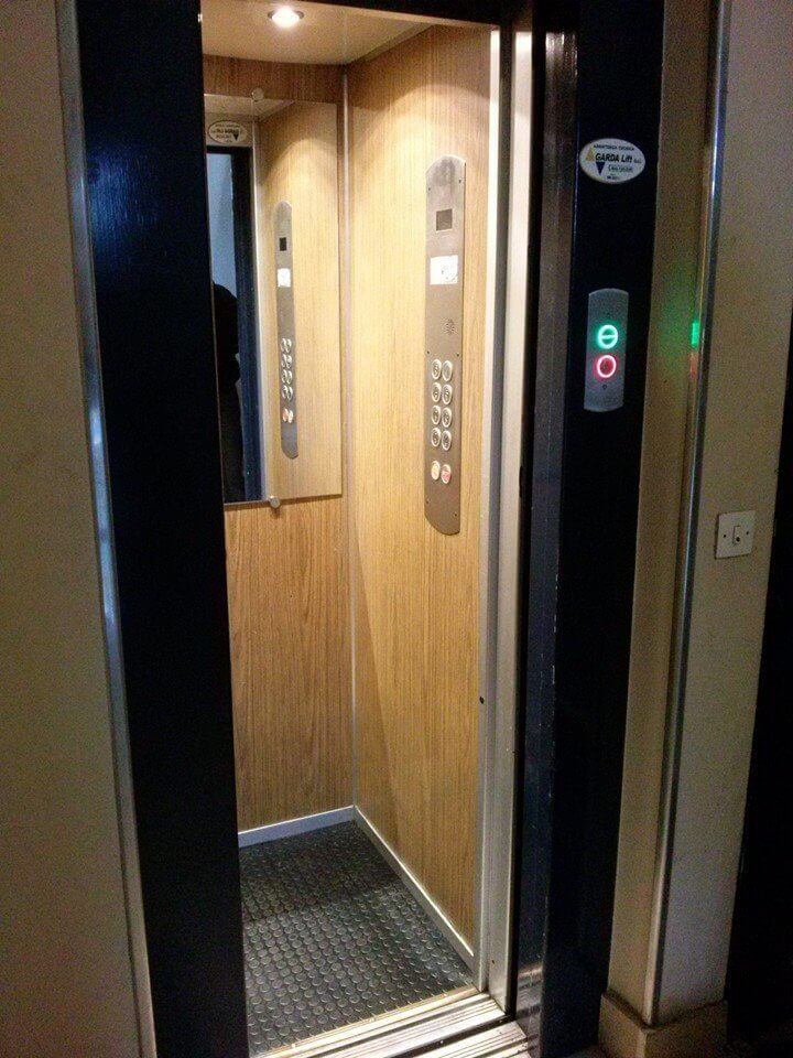 Ascensore con cabina in legno