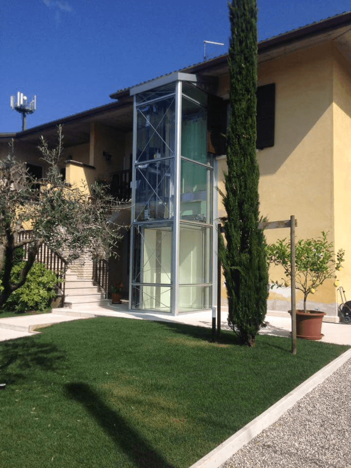 Villa con ascensore esterno