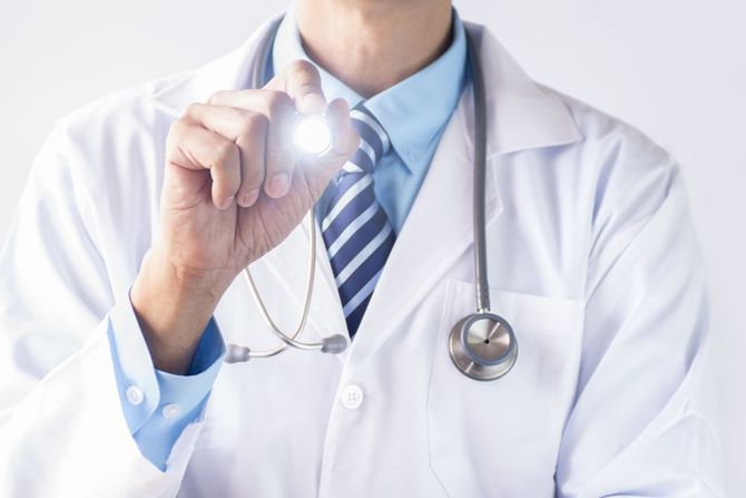 medico specialista di otorinolaringoiatria