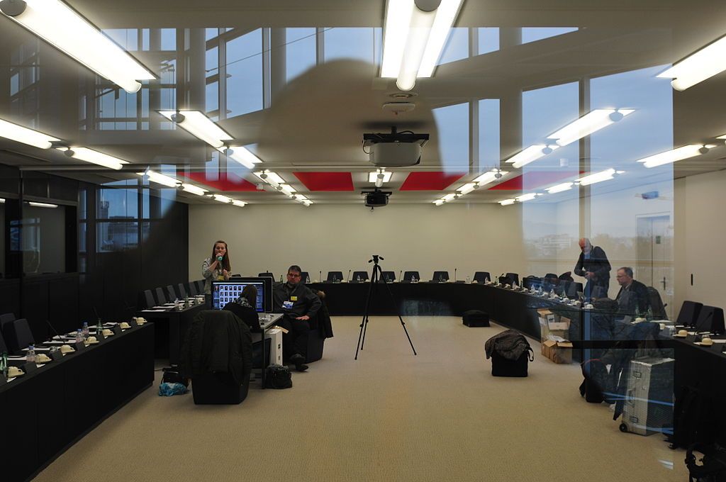 Een conferentieruimte met een projector aan het plafond