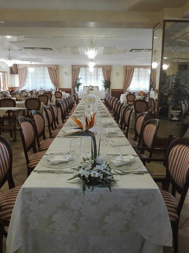tavolata in sala ristorante