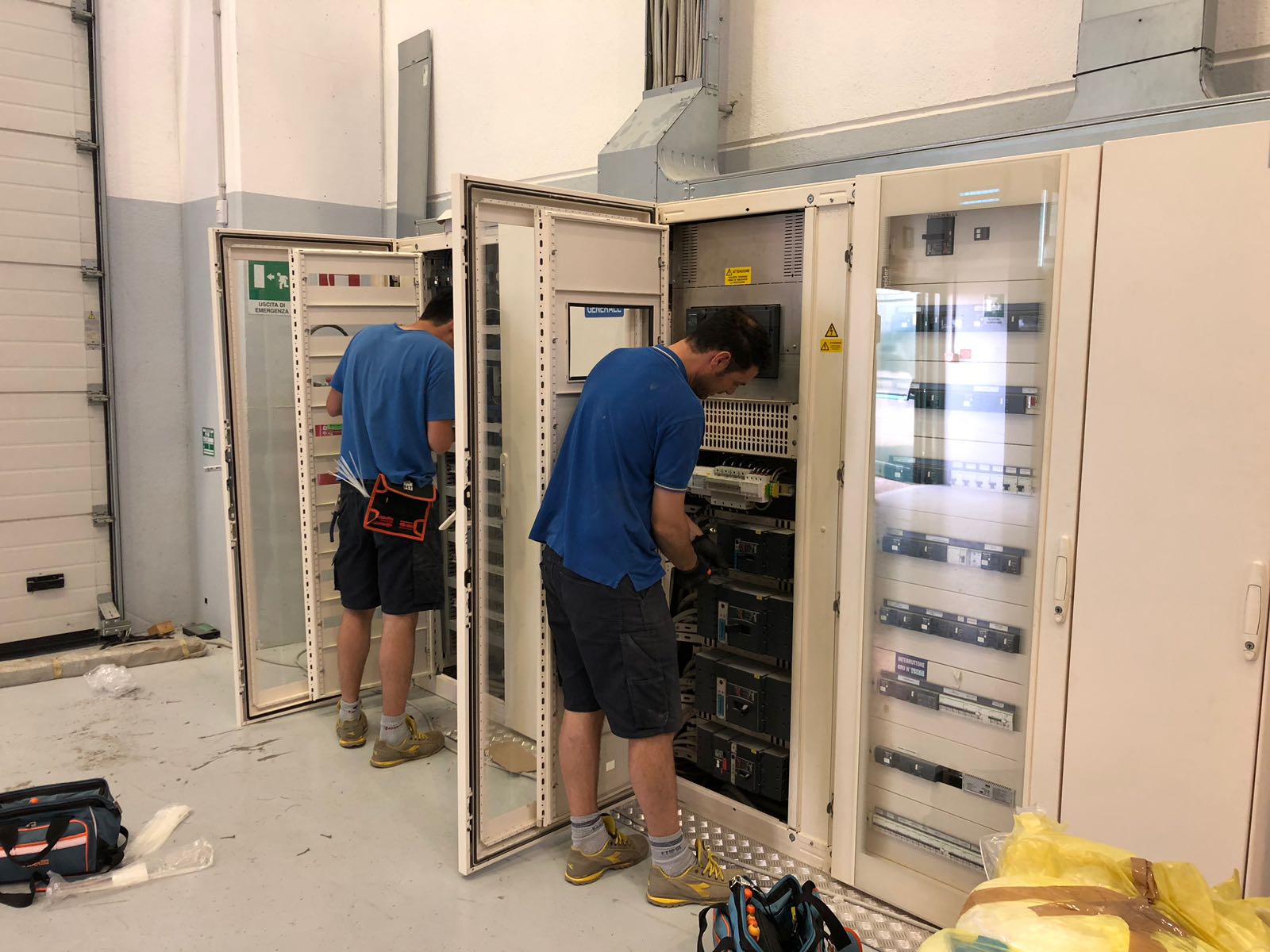 Operai che effettuano manutenzione impianto elettrico