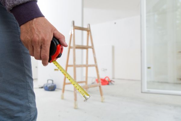 Operatore con centimetro e scala