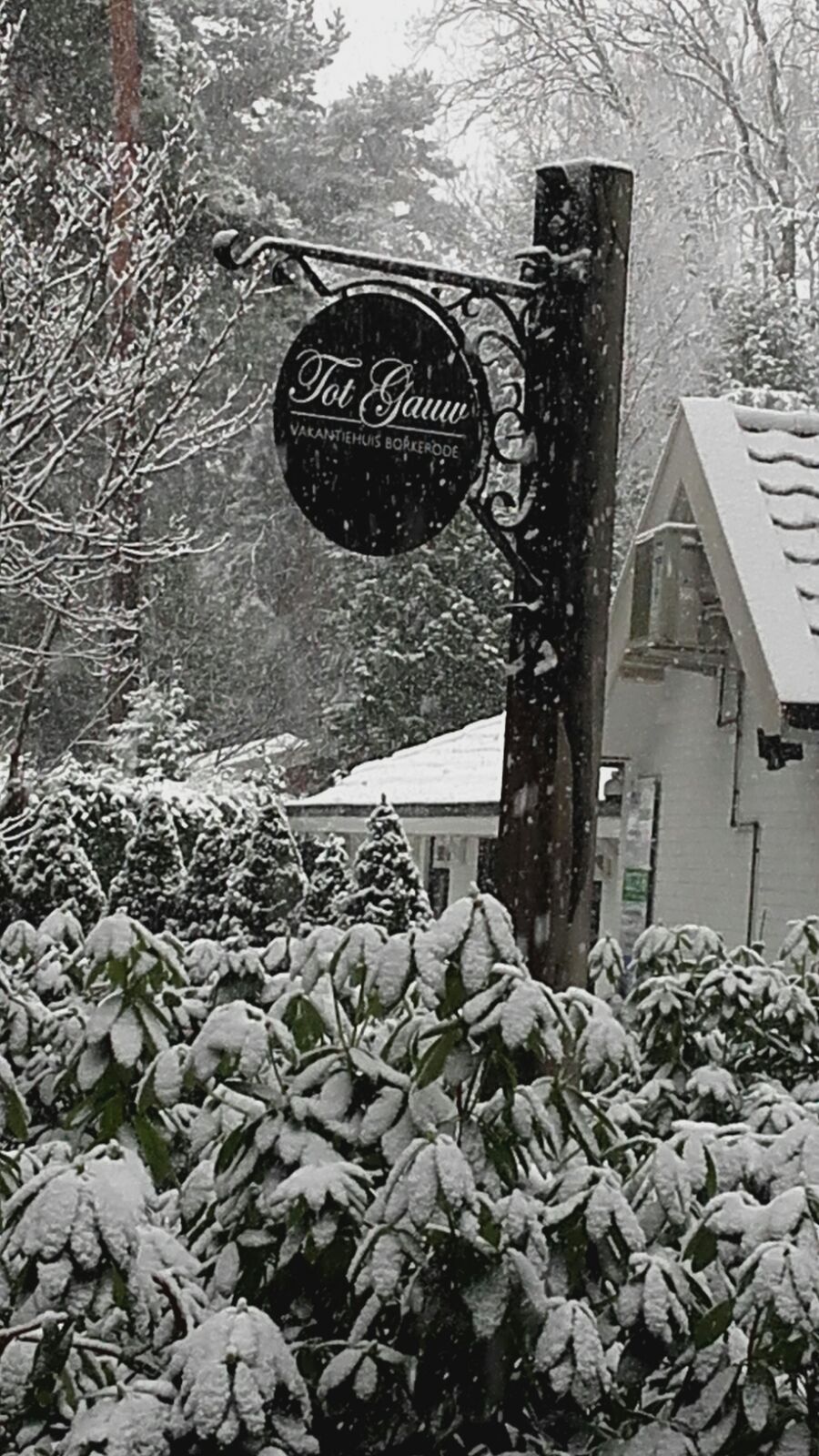 Een besneeuwd tafereel met een bordje voor 