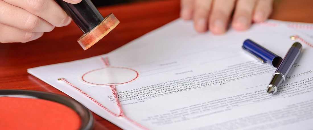 notaio di fiducia timbra una dichiarazione