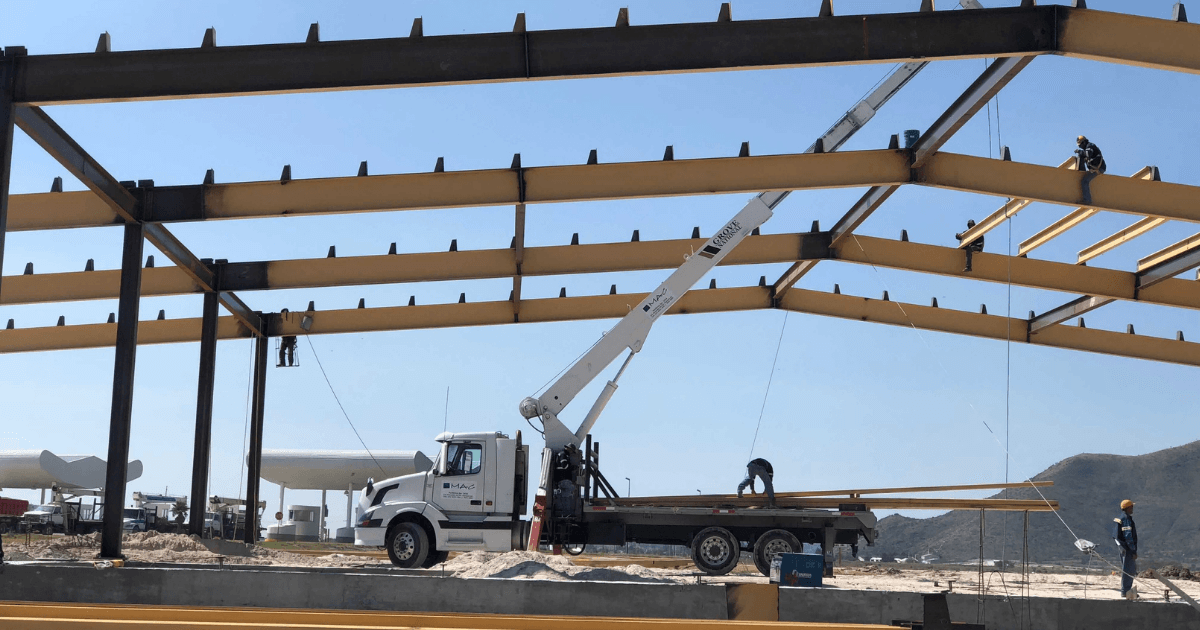 Grua Groove 500 c montando Vigueria para bodeja