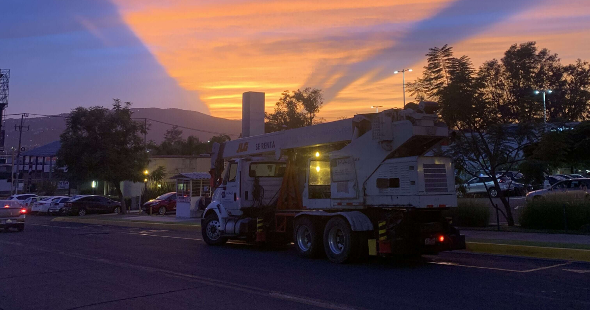 Grua JLG 22 Ton al atardecer