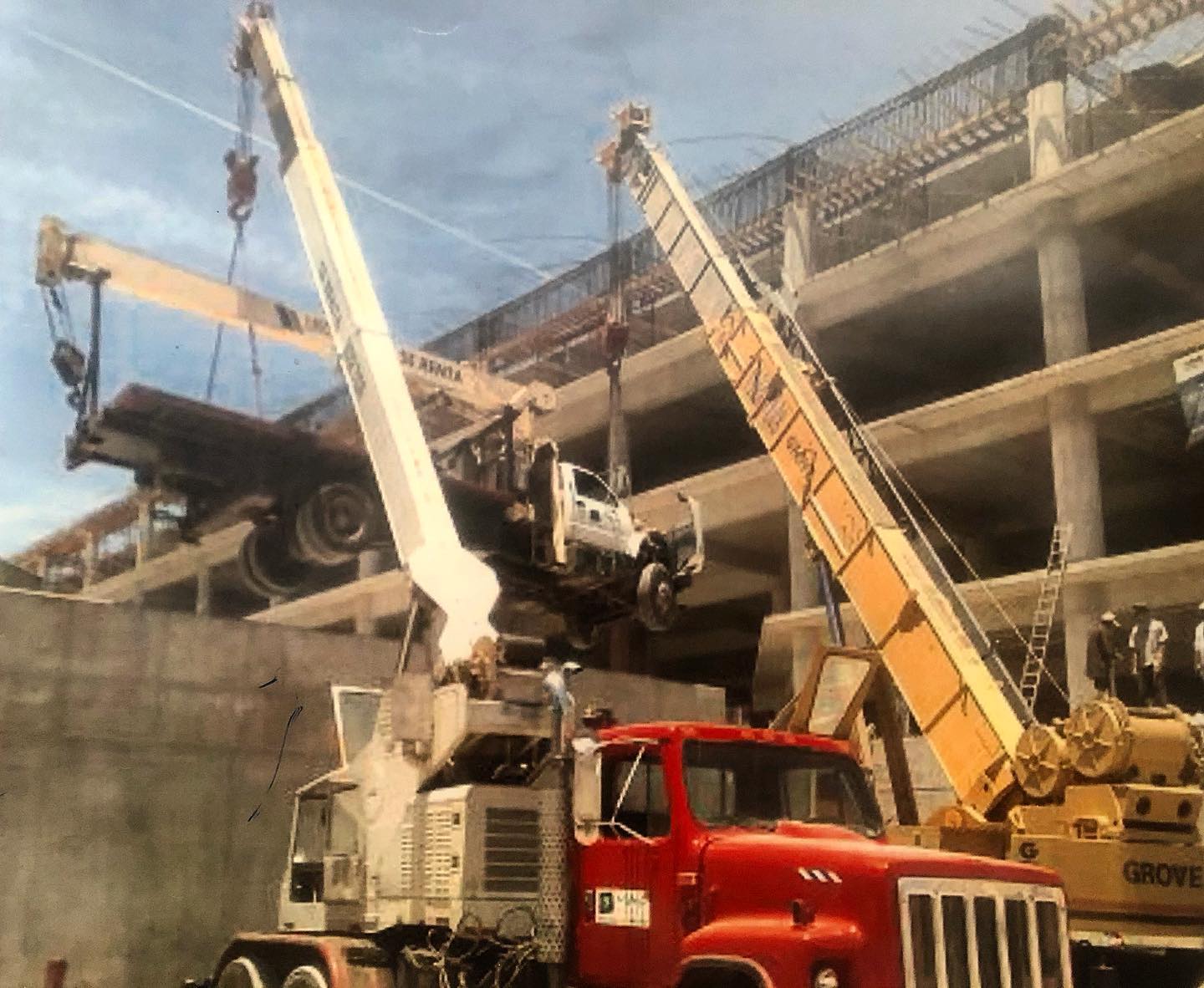 Dos Gruas una TMS de 35 Ton con una Jlg de 22 Ton cargando una Titan 500 c de 14 Ton.