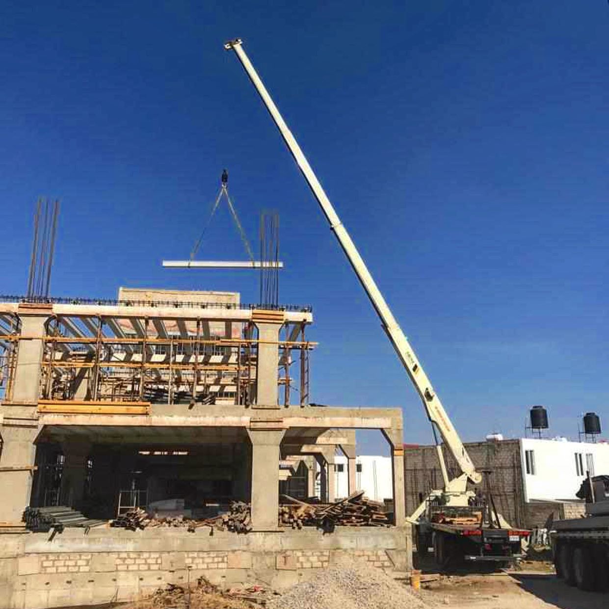 Grua Montando Vigueria