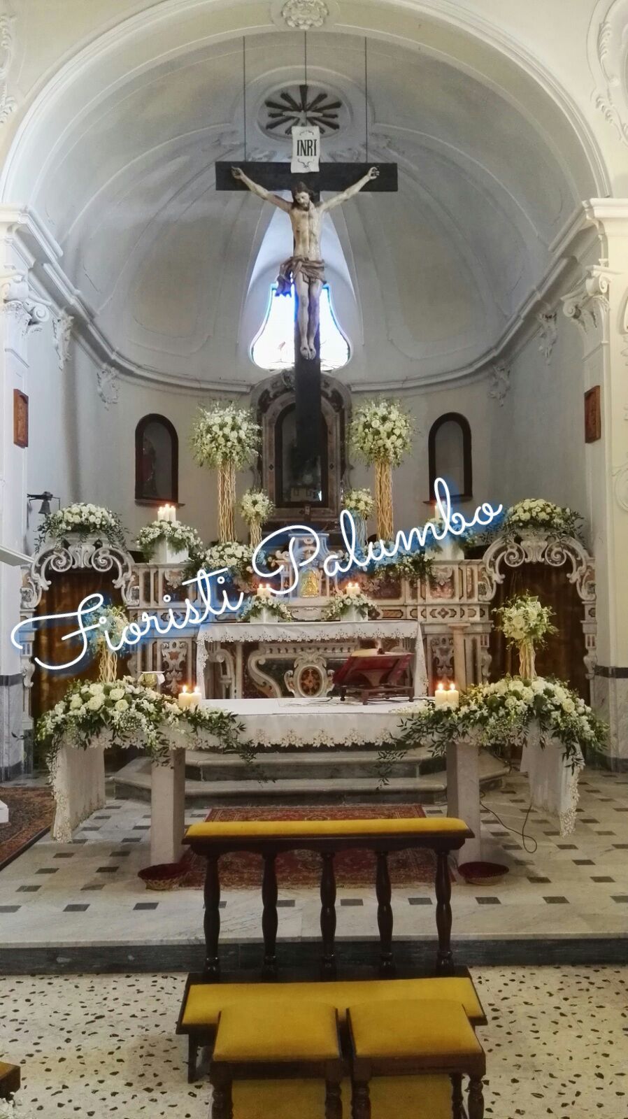 chiesa con fiori