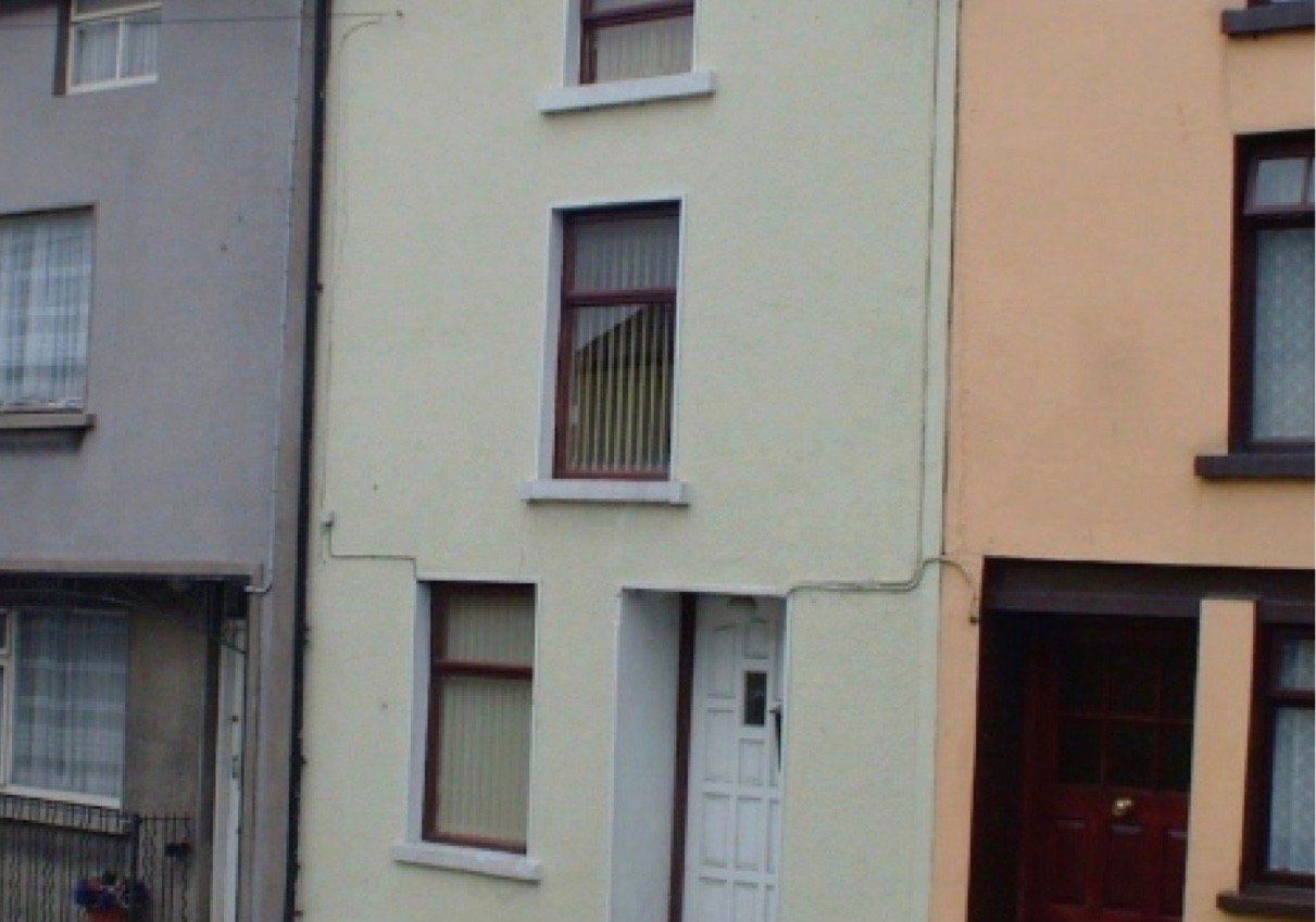 Castleblayney, Co. Monaghan 3 Bed Semi-detached Castleblayney, Co. Monaghan 3 Bed Semi-detached 50 Knocktornagh Guide Price: €165,000.00