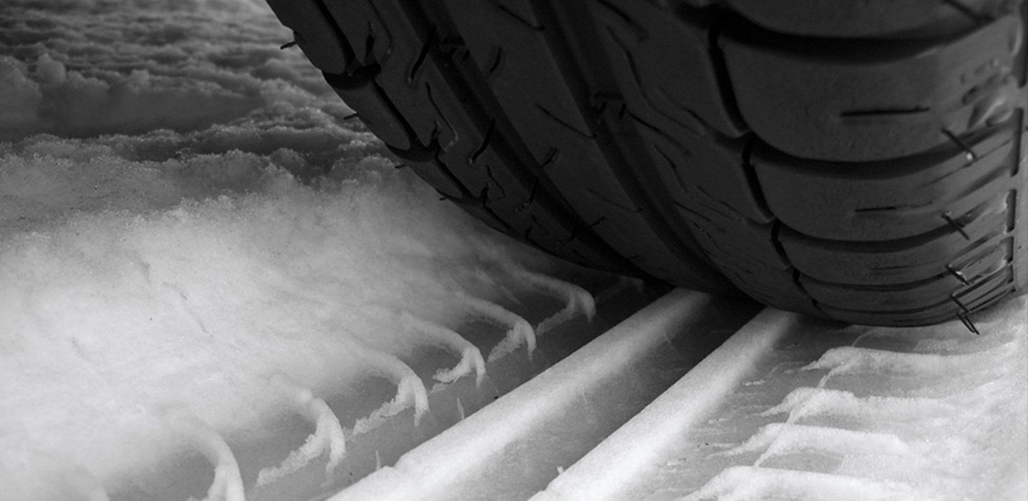 primo piano di pneumatico con tracce sulla neve