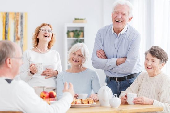 anziani che fanno colazione insieme