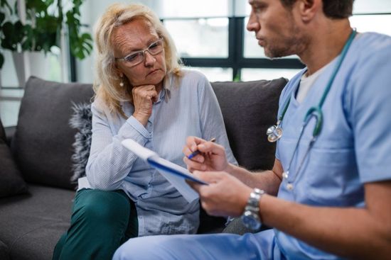 compilazione cartella clinica di una donna anziana