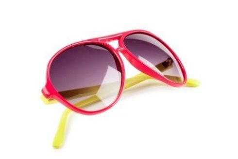 degli occhiali da sole fucsia