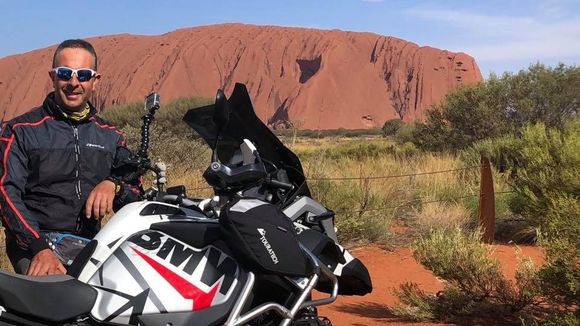 moto parcheggiata sulla strada che porta a un ristorante