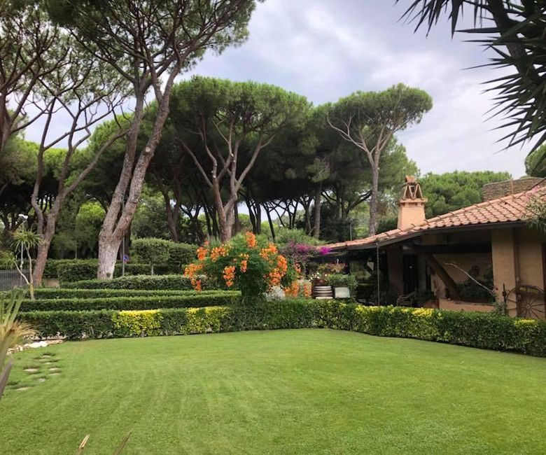 ampio giardino esterno di un ristorante